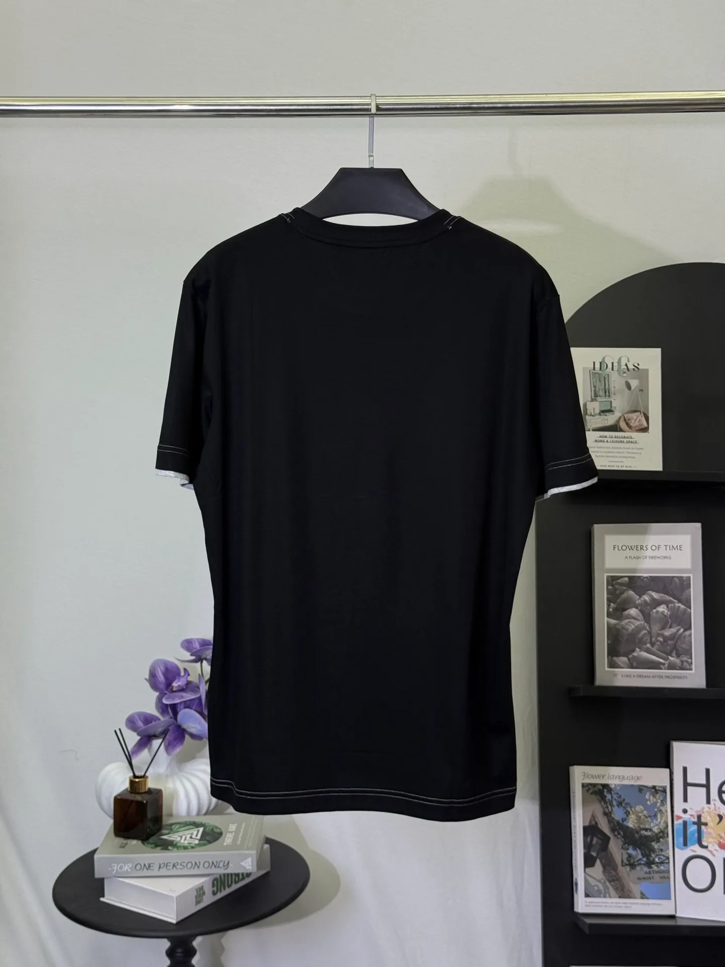 💋 Brunello Cucinelli Black Contrast Line T-shirt Wear Italian luxury and relaxed aesthetics into this neat black T-shirt. The iconic contrasting topstitching outlines the details, paired with the brand's iconic high-count fabric, and is low-key yet rich in texture on a calm black base. It is a taste that knowledgeable people can get at a glance. The brand's high-count blended fabric is selected, which is as soft as clouds, draped and stylish, and the upper body has an "expensive sense of relaxation". The neat and slightly loose version is suitable for daily outings and light business commuting. A black T-shirt can ensure your composure and dignity in all occasions. M-3XL